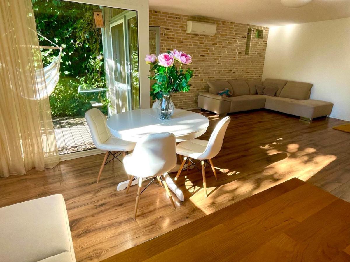 70M2 Romantic Living In The Old Town With Garden Bratislava Buitenkant foto